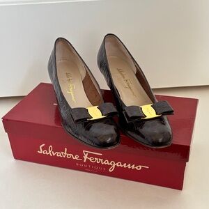 Salvatore Ferragamo‎ Italy Vara Leather Calf Croc Brown Bow Pump Shoes 9 AAA